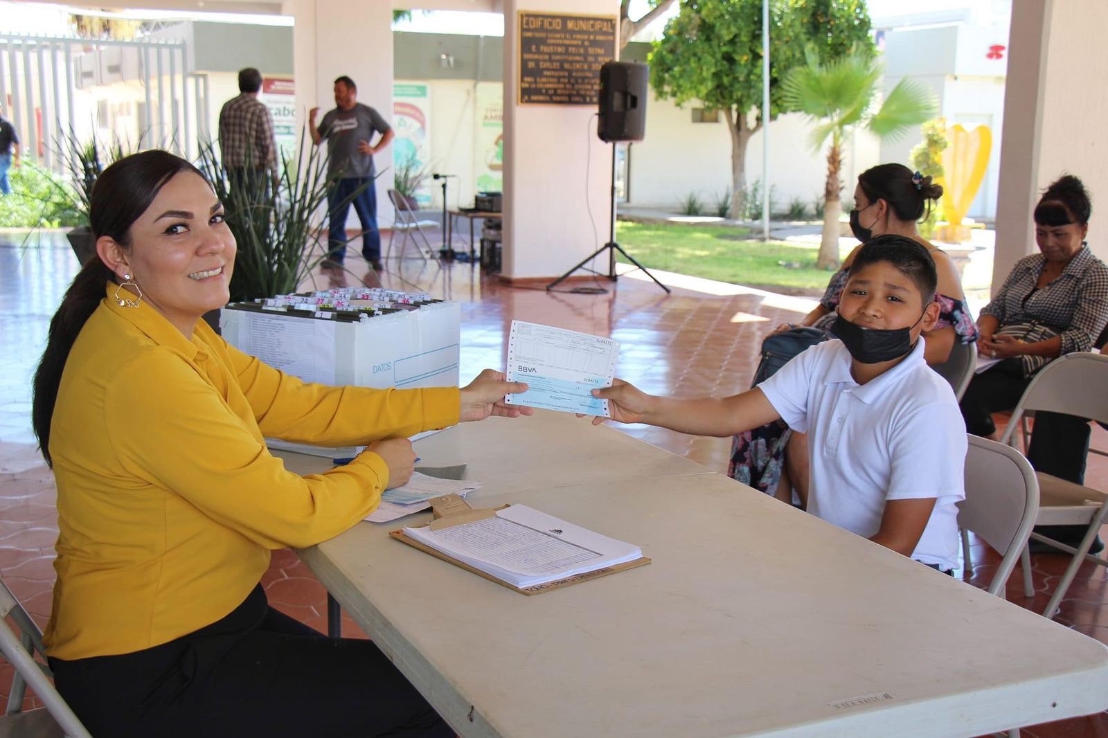 Continúa la entrega de becas “Sonora de Oportunidades” H