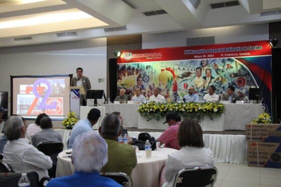 Felicita Abraham “El Cubano” Mier a miembros de Socoada durante su LXX Asamblea General Ordinaria de Socios